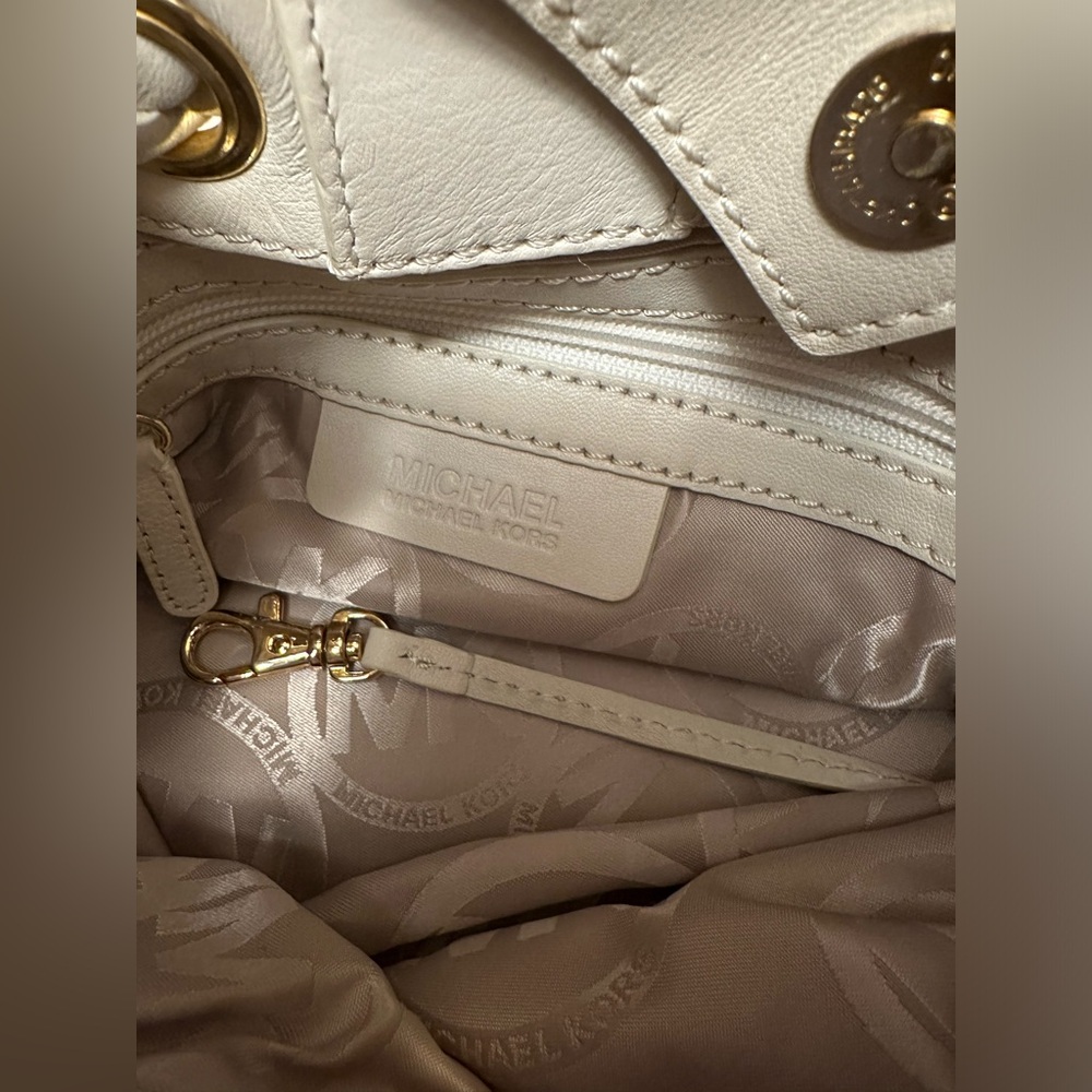 Stylish White Leather Handbag - Picture 12 of 13